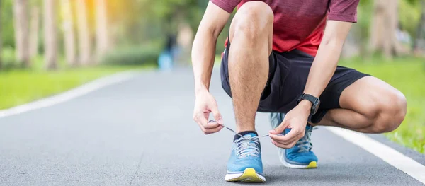 Fiatal Felnőtt Férfi Sportruházatban Okosórában Cipőfűző Parkban Sportoló Futó Férfi — Stock Fotó