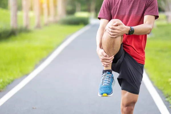 Fiatal Felnőtt Férfi Piros Sportruházatban Nyújtózkodó Izom Parkban Futó Férfi — Stock Fotó