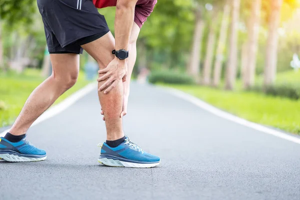 Hombre Adulto Joven Con Dolor Muscular Durante Carrera Hombre Corredor — Foto de Stock