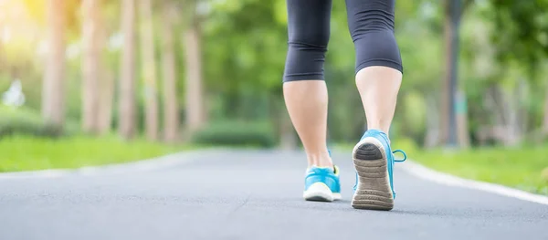 Joven Mujer Adulta Zapatillas Deportivas Corriendo Parque Aire Libre Mujer —  Fotos de Stock