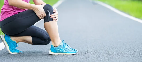 Mujer Adulta Joven Con Dolor Muscular Durante Carrera Los Corredores — Foto de Stock