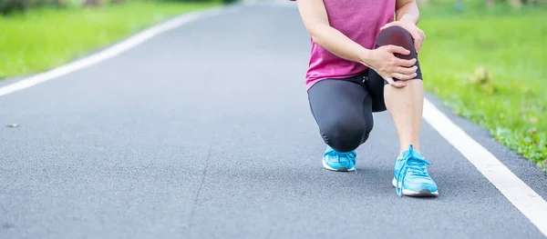 Νεαρή Ενήλικη Γυναίκα Μυϊκό Πόνο Κατά Τρέξιμο Δρομέας Έχει Πόνο — Φωτογραφία Αρχείου