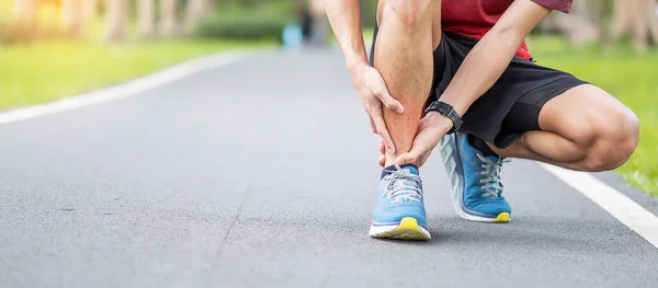 年轻的成年男性 跑步时肌肉疼痛 赛跑选手因为Shin Splints腿疼 运动伤害和医疗概念 — 图库照片