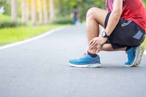 Mladý Dospělý Muž Bolestí Svalů Během Běhu Běžec Bolesti Nohou — Stock fotografie