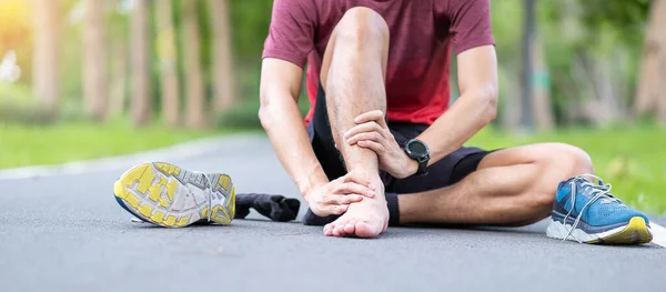 Mladý Dospělý Muž Bolestí Svalů Během Běhu Běžec Bolesti Nohou — Stock fotografie