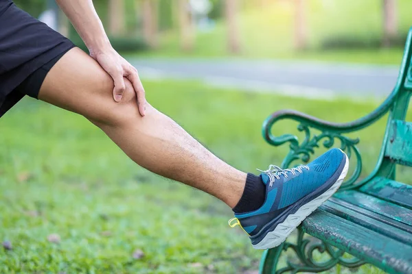 Junge Erwachsene Männer Roter Sportbekleidung Dehnen Die Muskeln Park Freien — Stockfoto