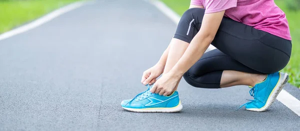 Joven Mujer Adulta Ropa Deportiva Atando Cordones Parque Aire Libre — Foto de Stock