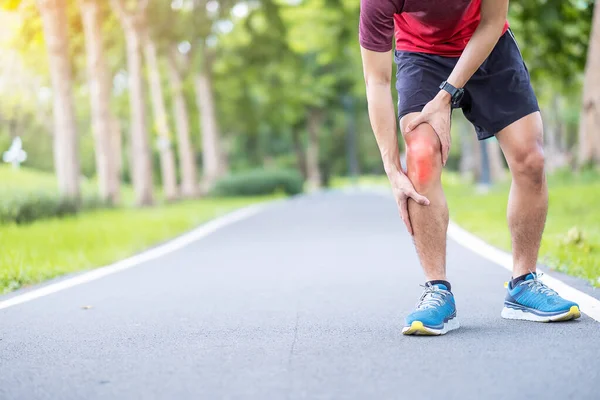 ランニング中に筋肉痛の青年 ランナーは膝や松果体の痛み症候群 変形性関節症やパテラ腱炎のため膝の痛みを持っています スポーツ傷害と医療の概念 — ストック写真