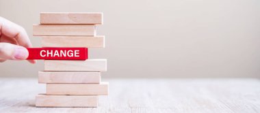 İş adamı elle yerleştirme ya da tahta bloğu kuleye değiştirme sözcüğüyle çekme. İş planlaması, Yönetim, Çözüm, Fırsat ve Strateji Kavramları