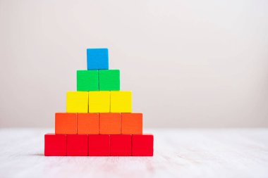 Çeşitli, çok kültürlü, çok ırklı, eşitlik ve ırkçılık kavramları için masa zemininde renkli tahta bloklar