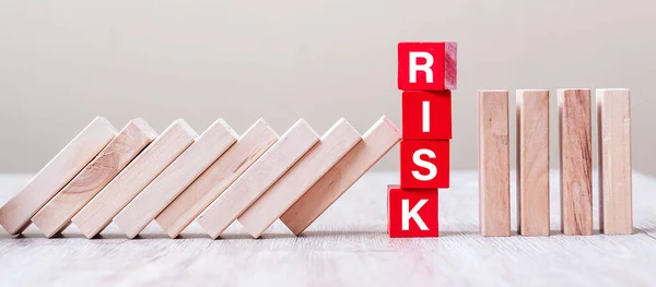 红色Risk立方体块停止掉在桌子上 解决方案 保险及策略概念 — 图库照片