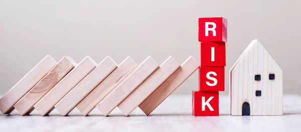 Kırmızı Risk Küp Blokları Düşmeyi Durdurur Minyatürünü Korur Sonbahar Şletmeleri — Stok fotoğraf