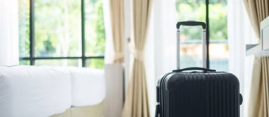 Modern otel odasında, pencereleri, perdeleri ve yeşil arka planı olan bir yatak. Seyahat, rahatlama, yolculuk, gezi ve tatil kavramları zamanı