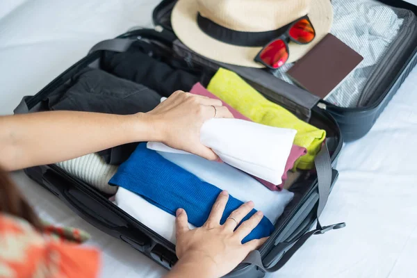 夏休みのための若い大人の女性の梱包荷物 ベッドの上のスーツケースに女性の観光客のチェックリスト旅行アクセサリー リラクゼーション 週末のコンセプトへの時間 — ストック写真