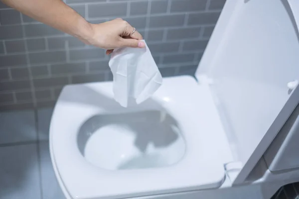 Tangan Wanita Melempar Handuk Kertas Dalam Mangkuk Toilet Membersihkan Gaya — Stok Foto