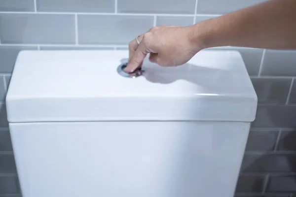 Tekan Tangan Dan Flush Toilet Membersihkan Gaya Hidup Dan Konsep — Stok Foto