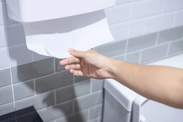 Wanita Tangan Menarik Kertas Toilet Kamar Kecil Membersihkan Gaya Hidup — Stok Foto