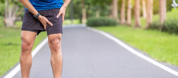 Junge Erwachsene Männer Mit Muskelschmerzen Beim Laufen Läufer Haben Aufgrund — Stockfoto