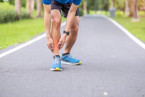 Mladý Dospělý Muž Bolestí Svalů Během Běhu Runnera Bolí Noha — Stock fotografie