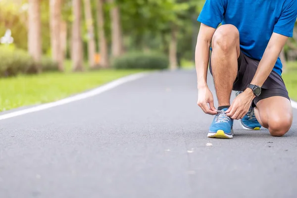 Hombre Adulto Joven Ropa Deportiva Atando Cordones Parque Aire Libre — Foto de Stock