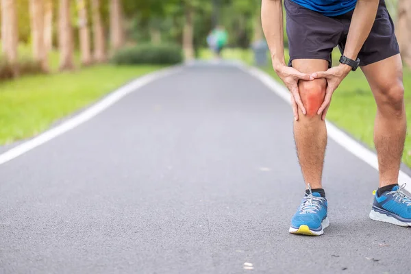 Koşarken kas ağrısı çeken genç bir erkek. Runners Knee veya Patellofemoral Pain Sendromu, osteoartrit ve Patellar Tendinitis yüzünden koşucunun diz ağrısı var. Spor yaraları ve tıbbi konsept