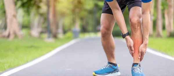 Koşu sırasında kas ağrısı çeken genç bir erkek. Shin Splints yüzünden koşucunun bacağı ağrıyor. Spor yaraları ve tıbbi konsept