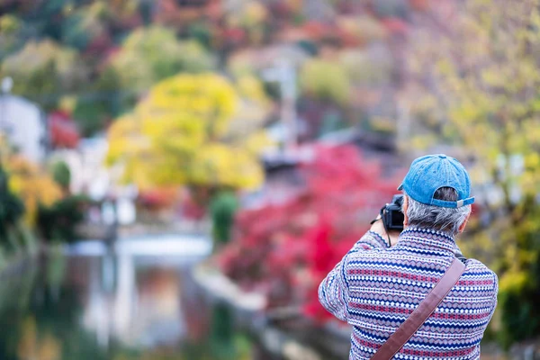 Anciano Turista Tomando Fotos Coloridas Hojas Montañas Por Cámara Arashiyama — Foto de Stock