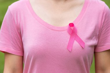 Ekim Kanser Farkındalık Ayı, pembe tişörtlü yetişkin kadın ve Pembe Kurdele Yaşayan ve Hastalıklı İnsanları Desteklemek İçin. Uluslararası Kadınlar, Anne ve Dünya Kanser Günü Konsepti