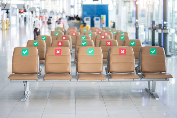 Naklejka Symbolami Krześle Międzynarodowym Lotnisku Nowe Normalne Społeczne Koncepcje Dystansowania — Zdjęcie stockowe
