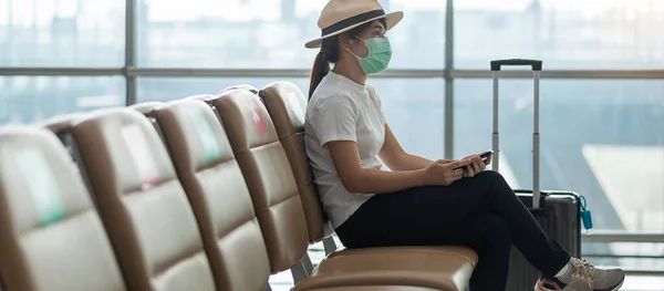 Młoda Kobieta Nosząca Maskę Twarzy Siedząca Krześle Lotnisku Ochrona Zakażenia — Zdjęcie stockowe