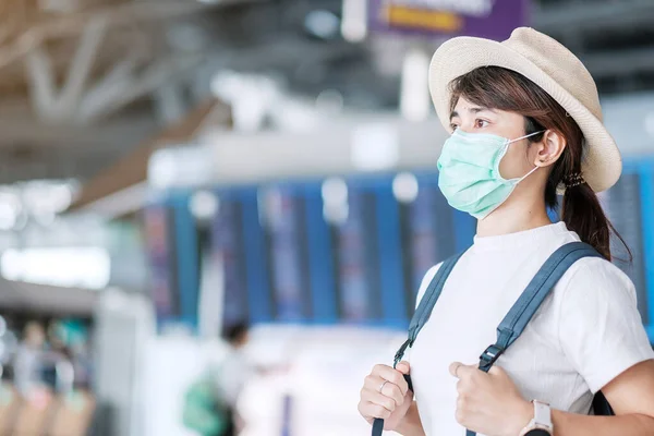 Junge Erwachsene Frau Mit Chirurgischer Maske Flughafen Terminal Schutz Coronavirus — Stockfoto