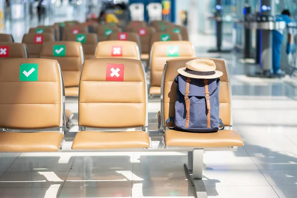 Plecak Hipsterski Kapelusz Krześle Lotnisku Międzynarodowym Nowe Koncepcje Dotyczące Normalności — Zdjęcie stockowe