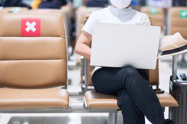 Młoda Kobieta Nosząca Maskę Twarzy Korzystająca Laptopa Lotnisku Ochrona Zakażenia — Zdjęcie stockowe