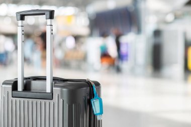 Uluslararası havaalanı terminalinde alkol jeli el dezenfektanı bulunan bavul, Coronavirus hastalığı (Covid-19) enfeksiyonunu koruyor. Yeni Normal ve seyahat balonu kavramları