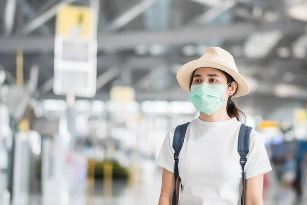 Junge Erwachsene Frau Mit Chirurgischer Maske Flughafen Terminal Schutz Coronavirus — Stockfoto