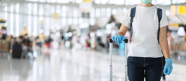 Jonge Vrouw Reiziger Dragen Nitril Handschoen Handvat Bagage Terminal Luchthaven — Stockfoto