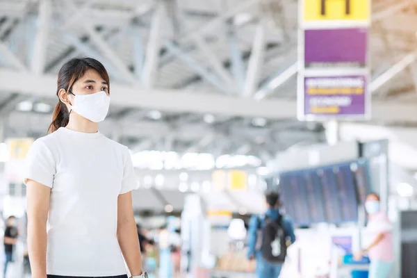 Fiatal Felnőtt Maszkot Visel Repülőtér Terminálján Védelem Coronavirus Betegség Fertőzés — Stock Fotó