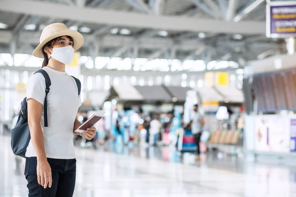 Młoda Dorosła Kobieta Maską Twarzy Posiadająca Paszport Terminalu Lotniska Ochrona — Zdjęcie stockowe