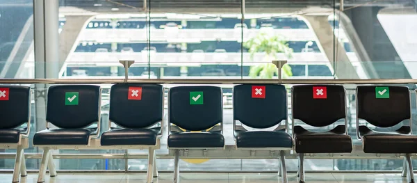 Naklejka Symbolami Krześle Międzynarodowym Lotnisku Nowe Normalne Społeczne Koncepcje Dystansowania — Zdjęcie stockowe