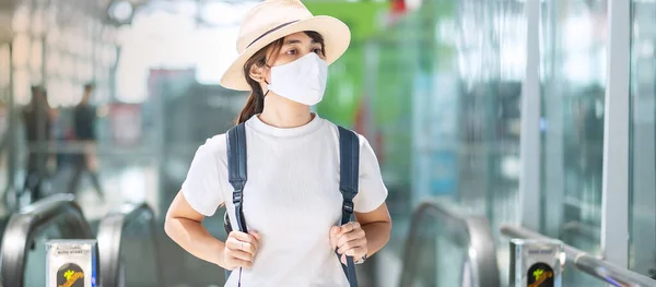 Młoda Dorosła Kobieta Masce Lotnisku Ochrona Zakażenia Wirusem Koronawirusu Azjatycka — Zdjęcie stockowe