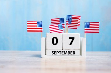 Tahta arka planda Amerika Birleşik Devletleri bayrağıyla 7 Eylül takvimi. metin için boşluk kopyala. Mutlu İşçi Bayramı 2020 ve Tatil Konsepti