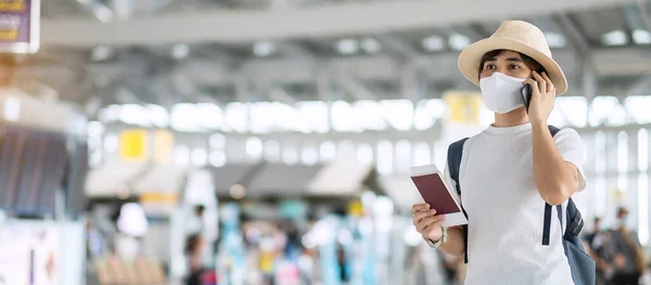 Młoda Dorosła Kobieta Maską Twarzy Posiadająca Paszport Smartfon Lotnisku Ochrona — Zdjęcie stockowe