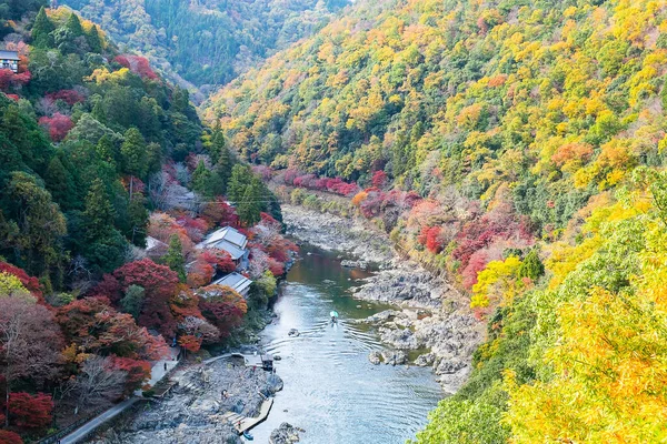Renkli yapraklar ve Arashiyama 'daki Katsura nehri, manzara simgesi ve Japonya' nın Kyoto kentindeki turistler için popüler. Sonbahar sezonu, tatil, tatil ve gezi konsepti