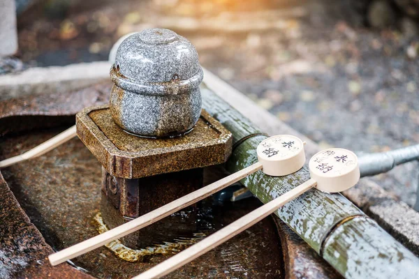 Fushimi Daki Fushimi Inari Tapınağı Nda Ellerini Yıkayan Bir Turist — Stok fotoğraf