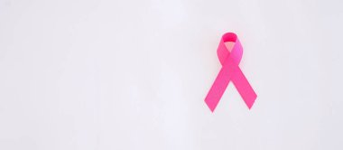 Ekim Kanser Farkındalığı Ayı, Pembe Kurdele tutan Yetişkin Kadın Yaşayan ve Hastalıkları Desteklemek İçin. Uluslararası Kadınlar, Anne ve Dünya Kanser Günü Konsepti