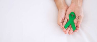 Yeşil kurdele tutan adam, yaşayan ve hastalıkları desteklemek için. Karaciğer, safra kesesi safra kesesi, böbrek kanseri ve lenfoma farkındalık ayı konsepti
