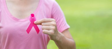 Ekim Kanser Farkındalık Ayı, pembe tişörtlü yetişkin kadın Pembe Kurdele ile yaşayan ve hasta insanları destekliyor. Uluslararası Kadınlar, Anne ve Dünya Kanser Günü Konsepti