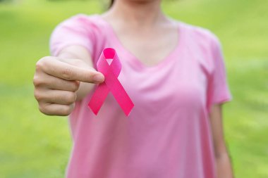 Ekim Kanser Farkındalık Ayı, pembe tişörtlü yetişkin kadın Pembe Kurdele ile yaşayan ve hasta insanları destekliyor. Uluslararası Kadınlar, Anne ve Dünya Kanser Günü Konsepti