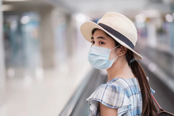 Mujer Adulta Joven Que Usa Mascarilla Facial Terminal Del Aeropuerto —  Fotos de Stock