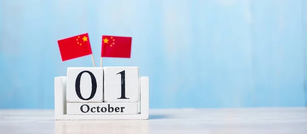 中国のミニチュアフラグと10月1日の木製のカレンダー 中華人民共和国の国民の日 国民の祝日及び幸せなお祝いの概念 — ストック写真